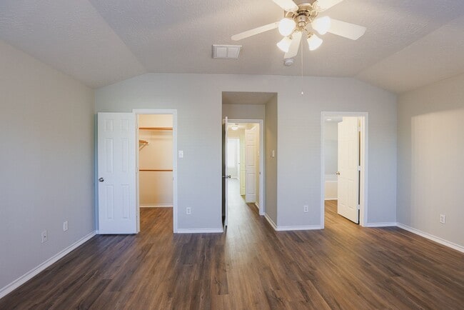 Building Photo - Move in Ready in 77044!
