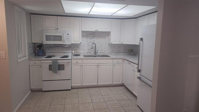 Building Photo - 588 Fairways Ln