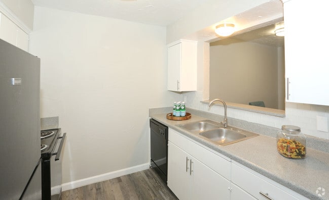 1BR 1BA- Kitchen - Courtyards on the Park