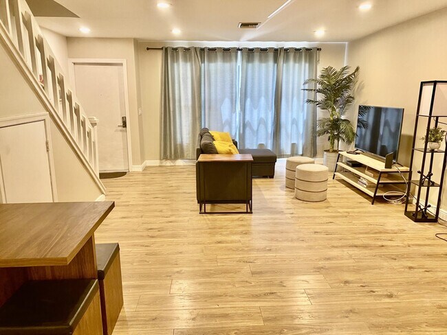 Building Photo - 1602 Montauk Dr