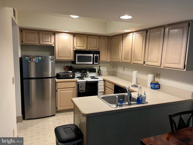 Building Photo - 1032 N Easton Rd