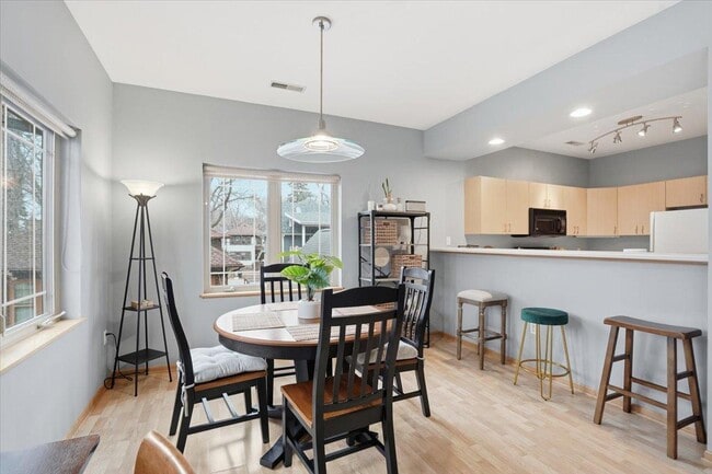 Building Photo - 1140 E Dayton St