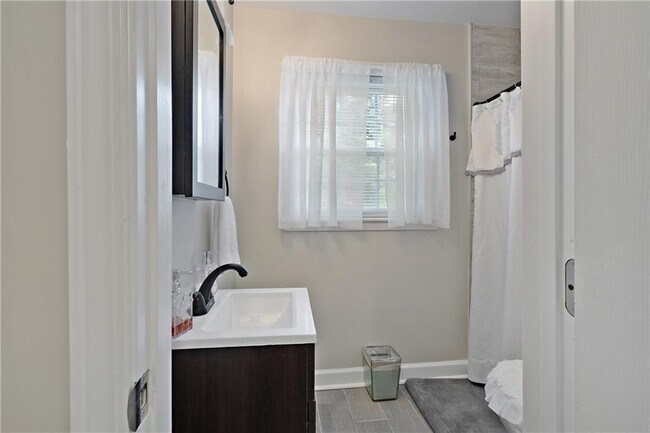 Building Photo - 1025 Hilburn Dr SE