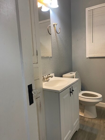 Building Photo - 515 E Evergreen St