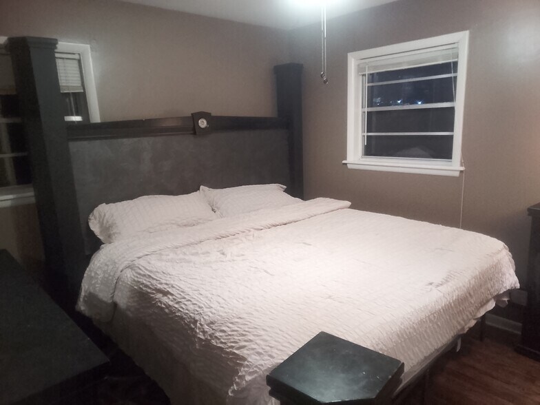 Building Photo - 10208 E 7th St