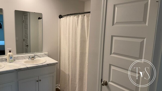 Building Photo - RATE DROP ALERT! (was $2240/month)
