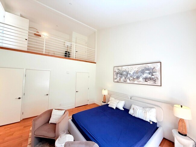 Building Photo - Sophisticated Bright & Spacious Furnished ...