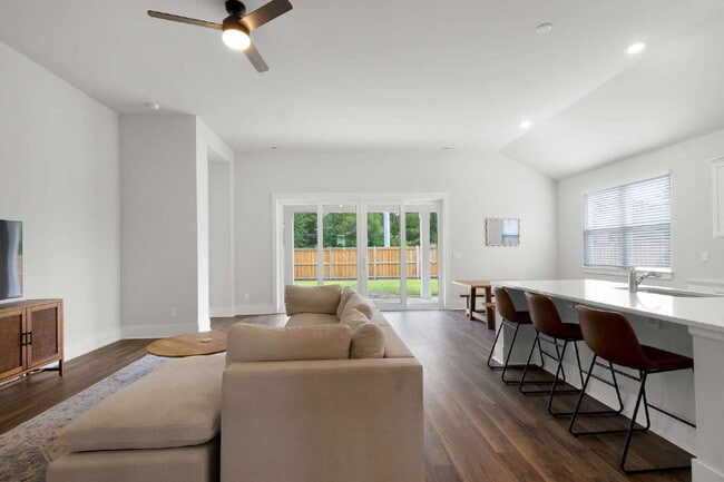 Building Photo - Spacious 4 Bedroom Home in Blake Farm