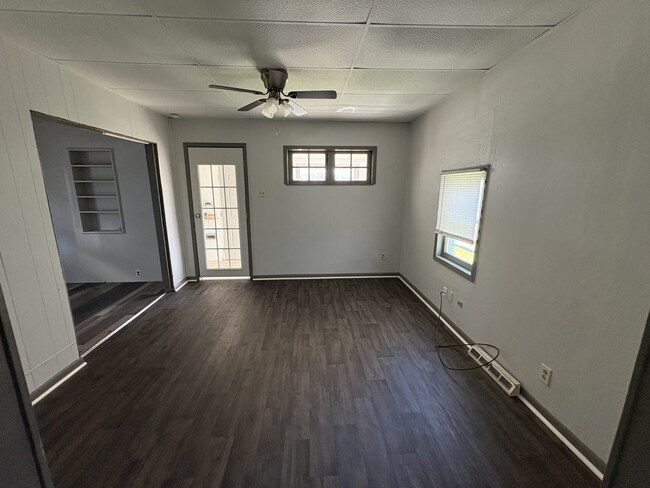 Building Photo - 402 1/2 S Elm St