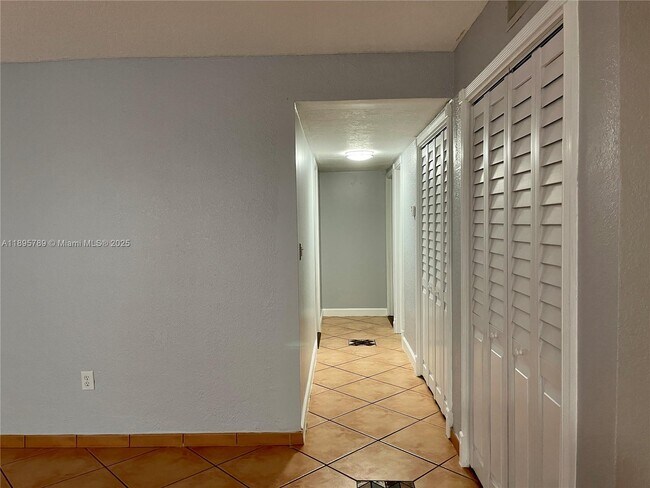 Building Photo - 9456 SW 77th Ave