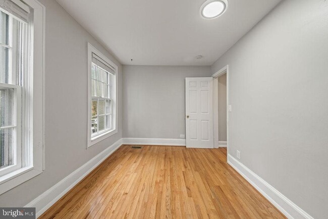 Building Photo - 1124 C St NE