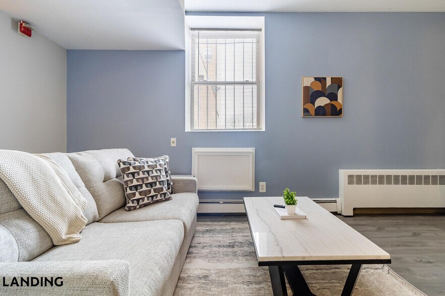 Building Photo - 265 College St