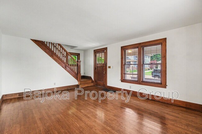 Building Photo - 127 Drace St