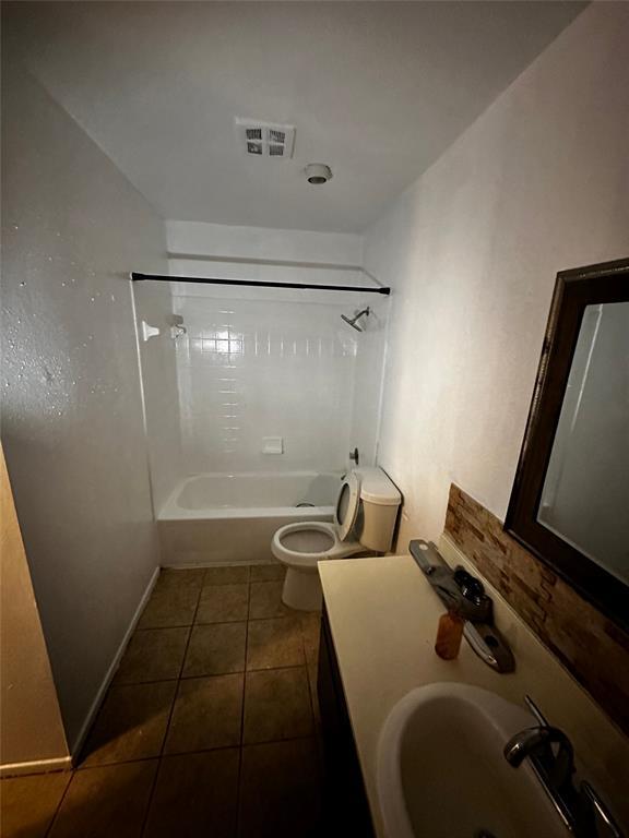 Building Photo - 5625 Antoine Dr