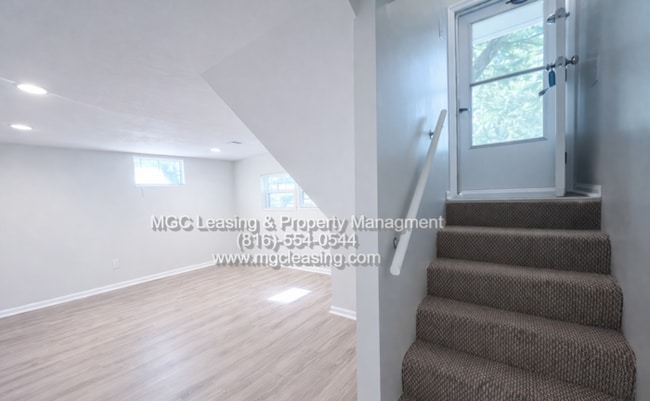 Building Photo - Freshly Renovated & Move-In Ready in Blue Springs - Schedule A tour today!