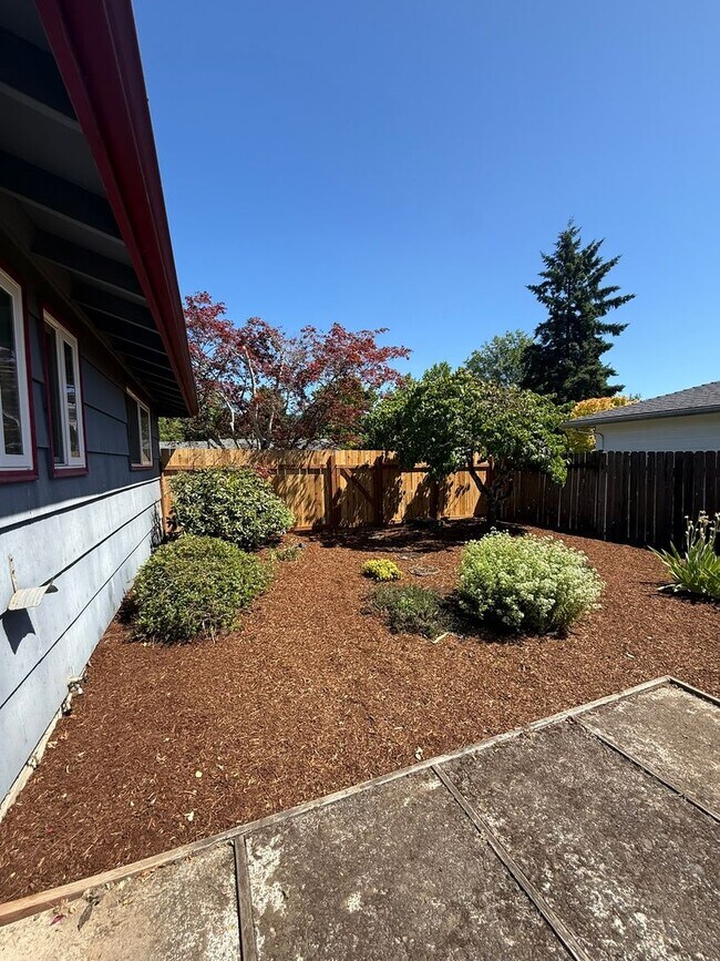 Building Photo - Stunning Pet Friendly Three Bedroom Corval...
