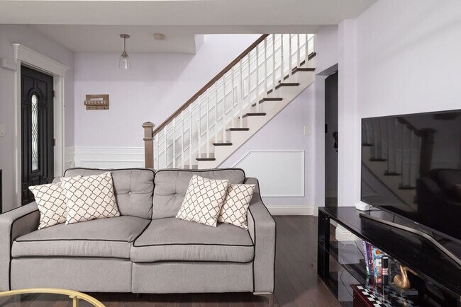 Building Photo - 810 Broadway-SI ID1511377P