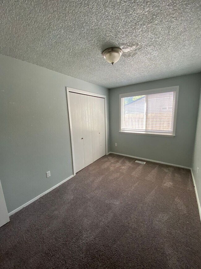Building Photo - 3 bedroom 2 bathroom,  1 car garage, fence...