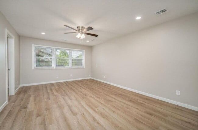 Building Photo - 222 Live Oak Ln
