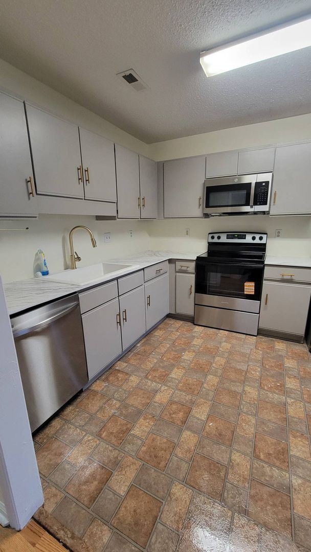 Building Photo - 4 Bedroom Home in Jacksonville