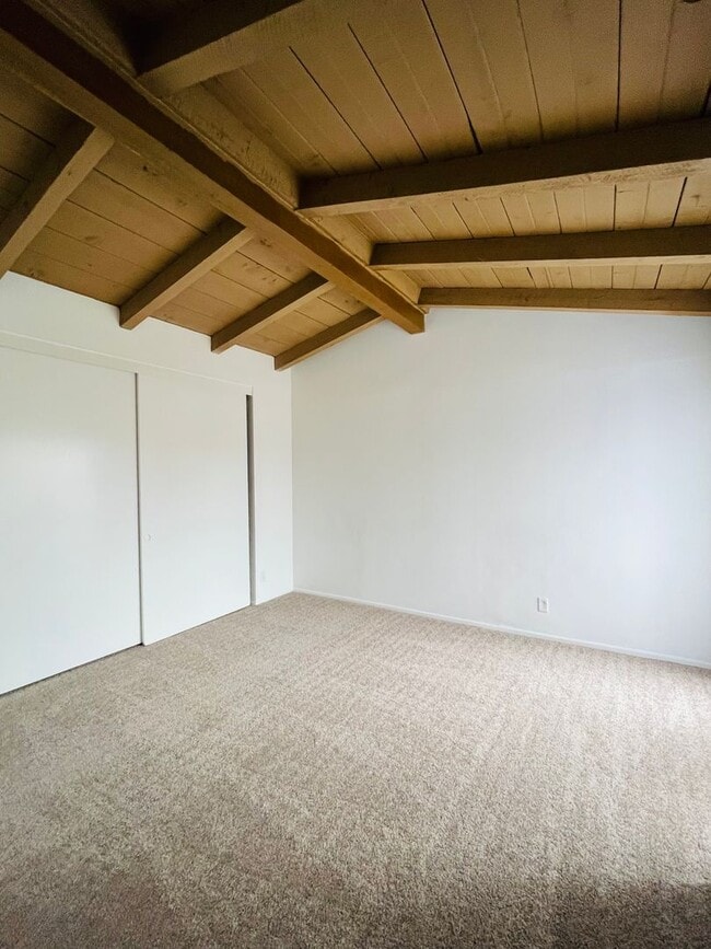 Building Photo - Spacious 2-bedroom 1-bathroom upstairs condo with Balcony/Garage