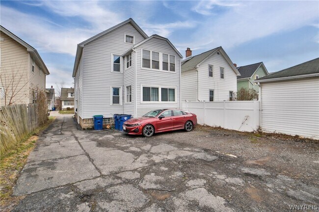 Building Photo - 153 Springville Ave