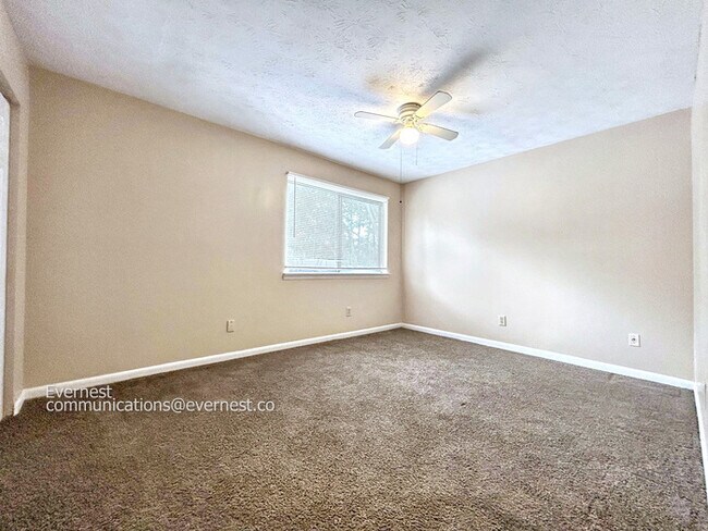 Building Photo - 925 Pine Oak Trail