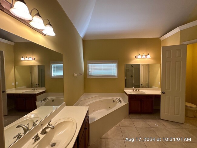 Building Photo - 10135 Ridgewood Oak Dr