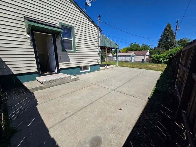 Building Photo - Beautiful North Side Home! Available Now!