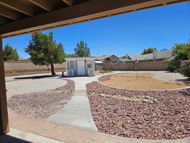 Building Photo - 3 Bedrooms, Den, 2 Bathrooms, 3 Car Garage...