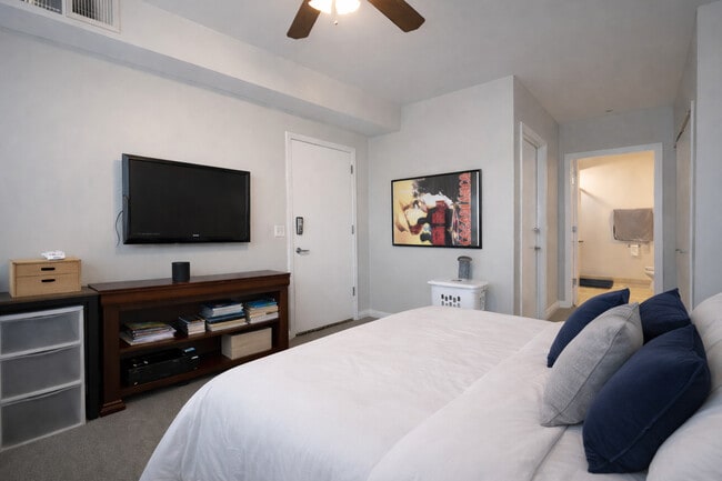 Building Photo - 565 W Quincy St