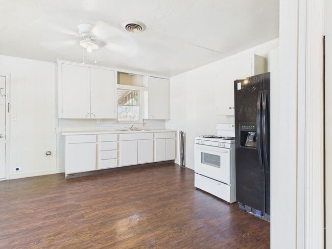 Building Photo - 106 N Virginia St