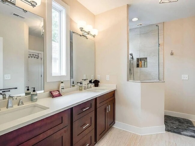 Building Photo - Furnished 6BR House in the Heart of Nashville
