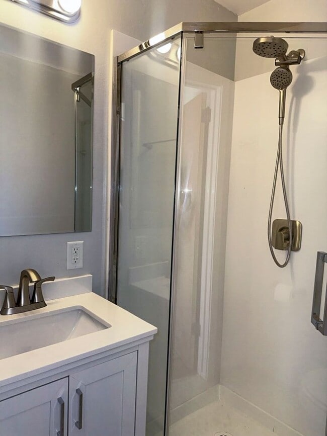 Building Photo - Pet-Friendly 3/2 Home Has A Spacious Layout & Recent Renovations Throughout!