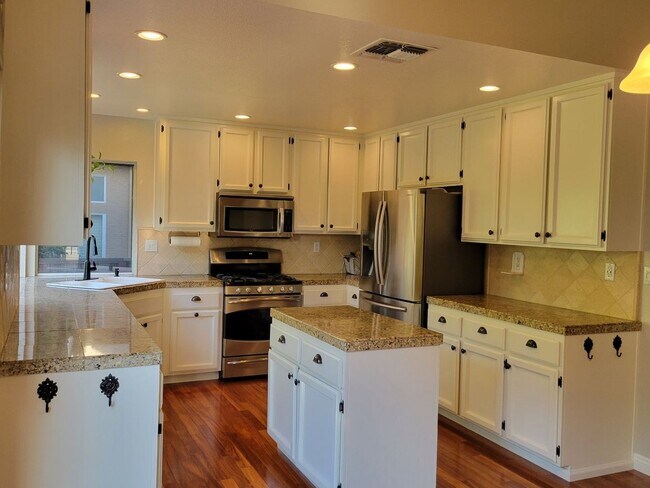 Building Photo - "Coveted Comfort: Spacious 4-Bed, 3-Bath H...