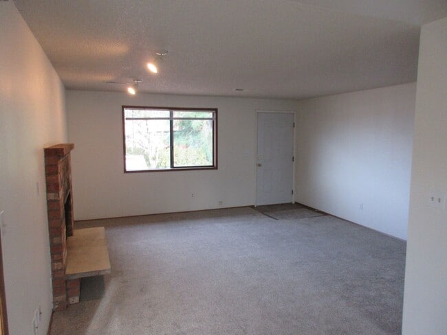 Building Photo - Large Two Bedroom w/ Garage