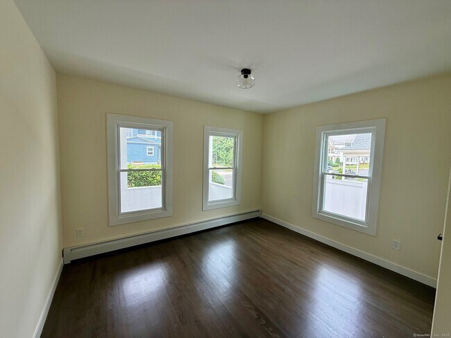 Building Photo - 449 Stanley St