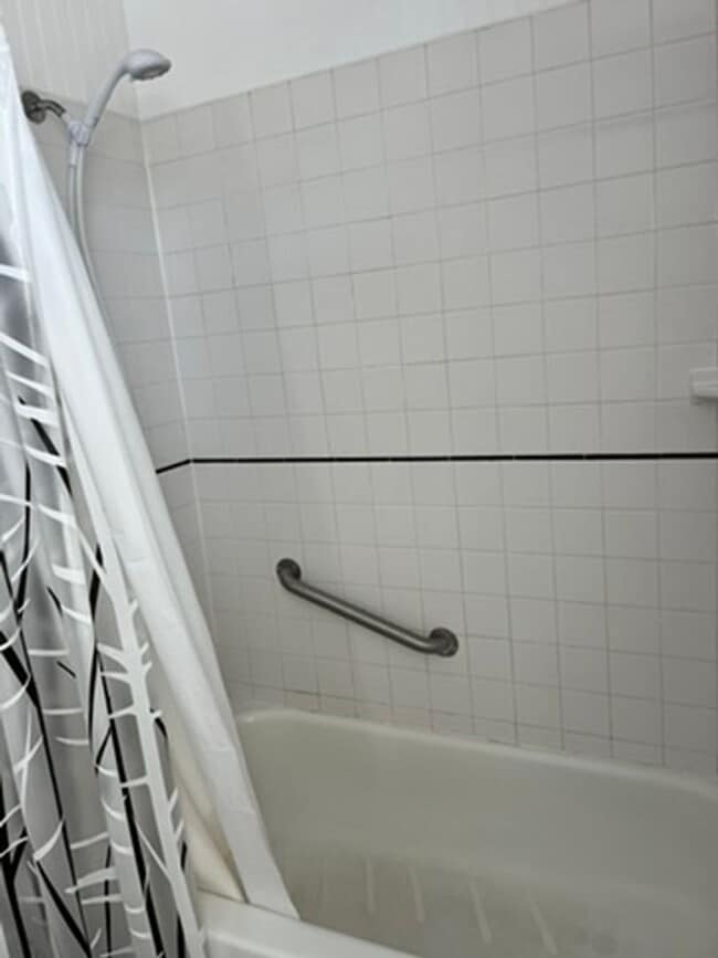 Building Photo - 3 Bed 1 Bath Single Family Home Close to H...
