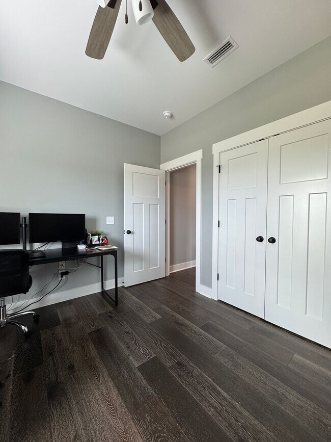 Building Photo - Move in Incentive!