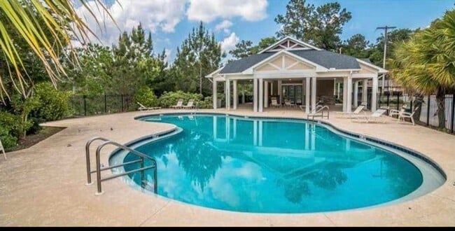 Building Photo - Stylish 3/3 Condo Minutes from FSU, FAMU &...