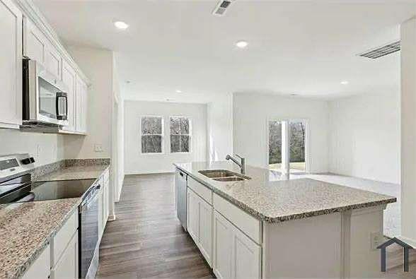 Building Photo - 4929 Mccoy Dr