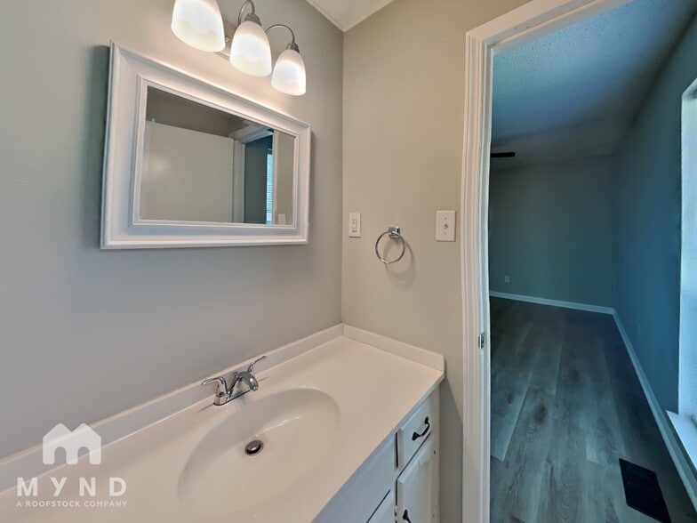 Building Photo - 1104 Oak Blvd