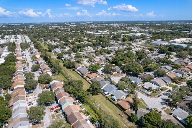 Building Photo - 2bedroom 1.5 Bath Town home **