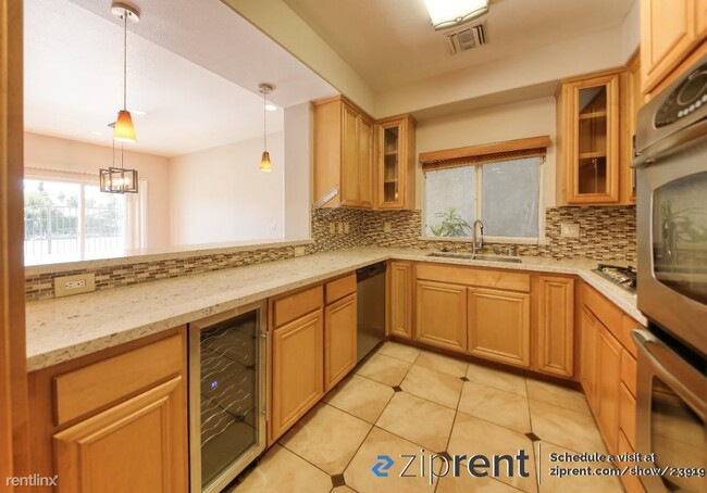 Building Photo - 4 br, 2.5 bath Condo - 20300 Vanowen Stree...