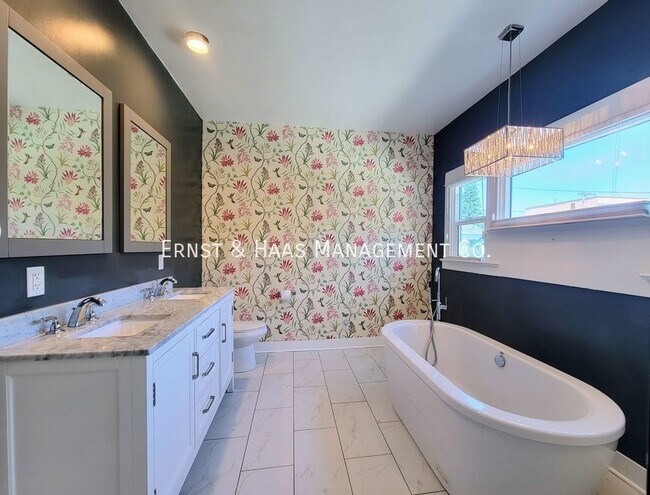 Building Photo - Historic 5-Bedroom, 4-Bath Home with Moder...