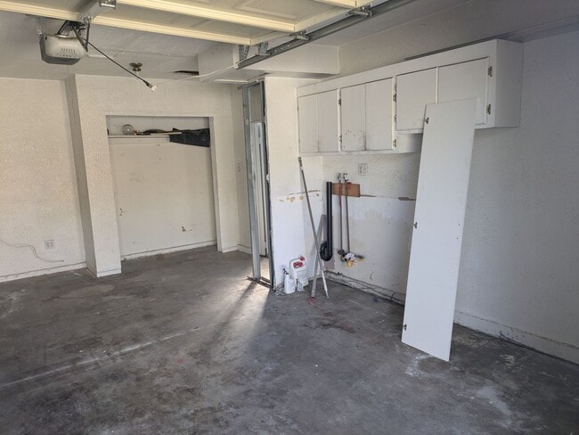 Building Photo - Studio ADU located behind a main house for...