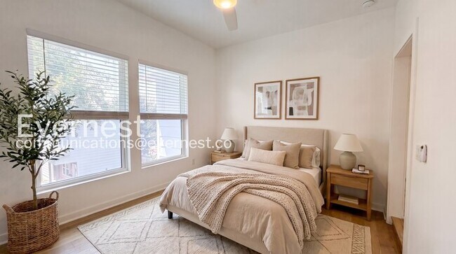 Building Photo - 3 Bed/2.5 Bath Home with Fenced Yard / Pet-Friendly / Available Now!