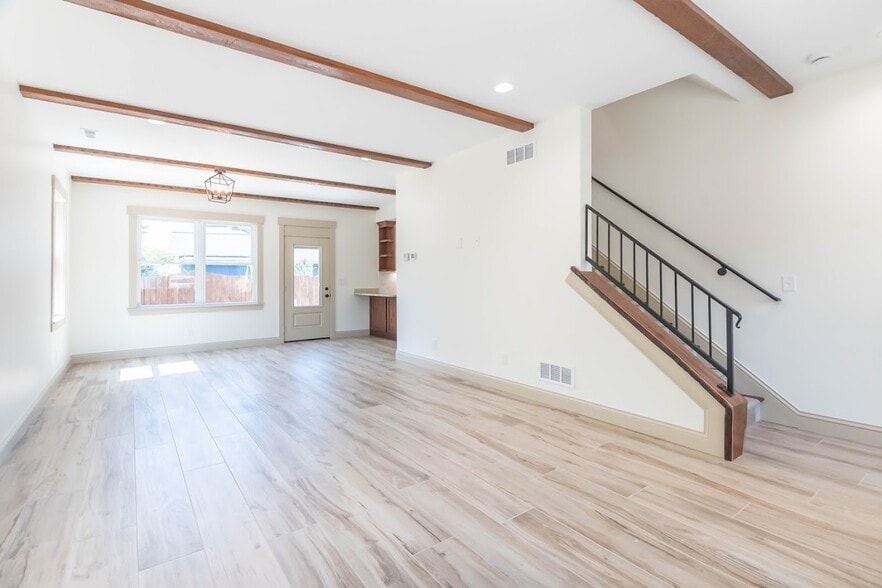 Building Photo - 261 Gay St