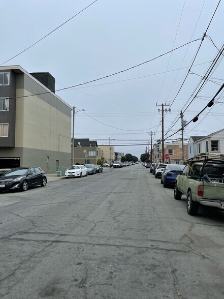 Building Photo - 1475 48th Ave