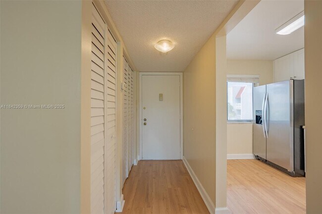 Building Photo - 3581 Inverrary Dr